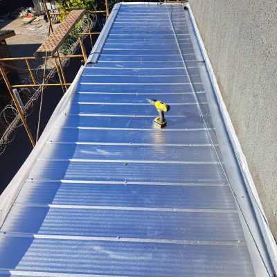 Preparación de superficie y estructura para instalación de nueva cubierta en marquesina Cruz Verde Temuco.