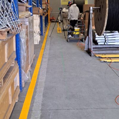 Señalización de tránsito peatonal en bodega industrial