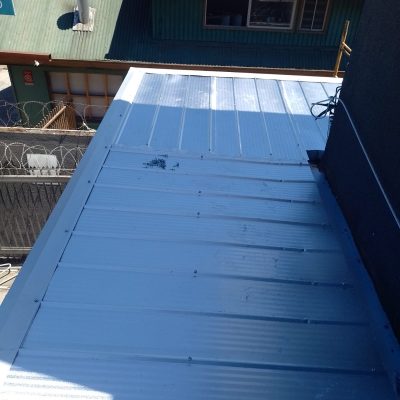 Estructura de marquesina expuesta tras retiro de cubierta en farmacia Cruz Verde Temuco.