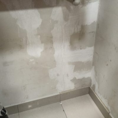 Aplicación de pintura y terminaciones finales en farmacia Cruz Verde.