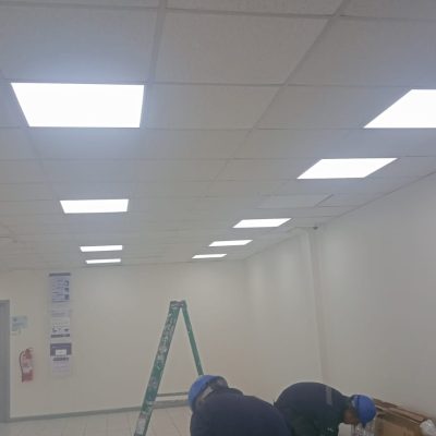 Instalación de estructura metálica y tabiquería de aluminio en nueva oficina para atención al público.