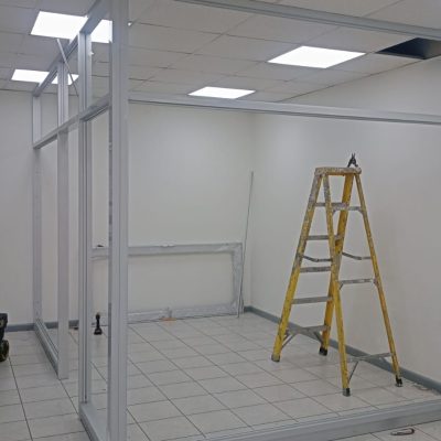 Montaje de tabiquería de aluminio y cristal para nueva oficina de atención al público.