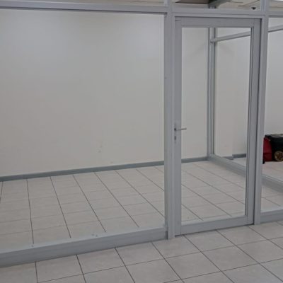 Canalización eléctrica y terminaciones interiores en oficina recién implementada