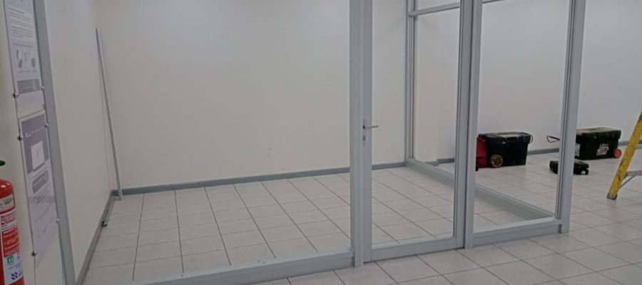 Canalización eléctrica y terminaciones interiores en oficina recién implementada