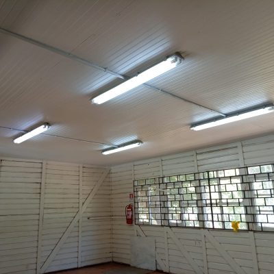Nueva iluminación LED instalada en aula de la Escuela Bellavista, Quilaco.