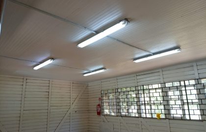 Nueva iluminación LED instalada en aula de la Escuela Bellavista, Quilaco.