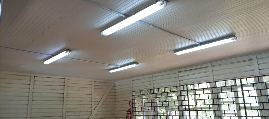 Nueva iluminación LED instalada en aula de la Escuela Bellavista, Quilaco.