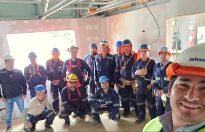 Equipo de Altos de Arauco junto a Prevención de Riesgos de SAESA durante visita técnica en obra Frontel Carahue