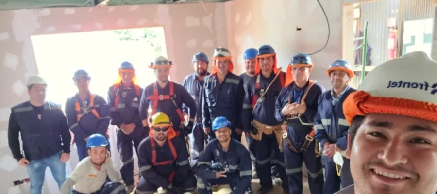 Equipo de Altos de Arauco junto a Prevención de Riesgos de SAESA durante visita técnica en obra Frontel Carahue