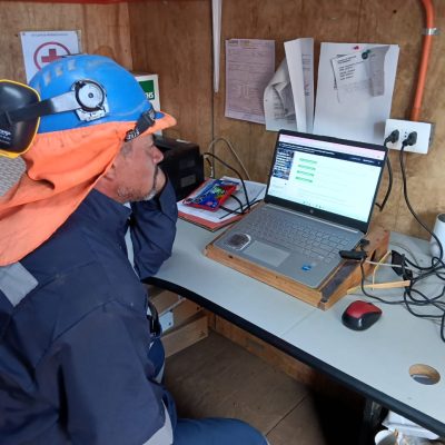 Trabajador de Altos de Arauco realizando curso de capacitación ACHS sobre seguridad laboral en modalidad e-learning.