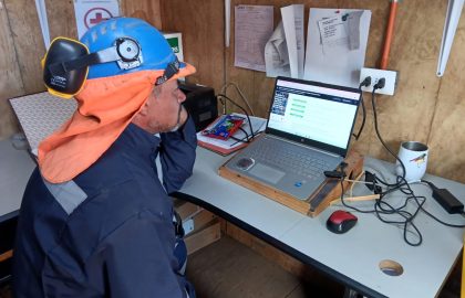 Trabajador de Altos de Arauco realizando curso de capacitación ACHS sobre seguridad laboral en modalidad e-learning.
