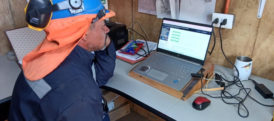 Trabajador de Altos de Arauco realizando curso de capacitación ACHS sobre seguridad laboral en modalidad e-learning.