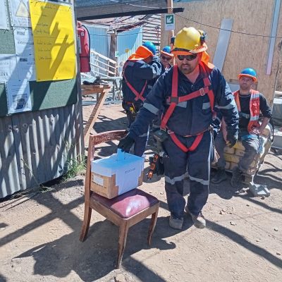 Panel de votación con candidatos a Delegado de Prevención DS44 en faena de Altos de Arauco.