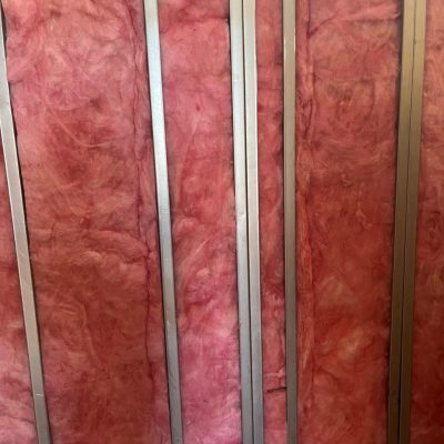 Muros interiores con lana de vidrio de alta densidad instalada por Altos de Arauco.