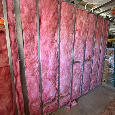 Aislación térmica con lana de vidrio instalada entre perfiles metálicos en Frontel Carahue.