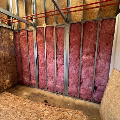 Muro con aislante de lana de vidrio en proceso de instalación en oficinas Frontel Carahue.