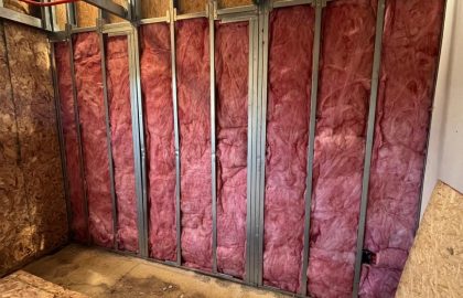 Muro con aislante de lana de vidrio en proceso de instalación en oficinas Frontel Carahue.