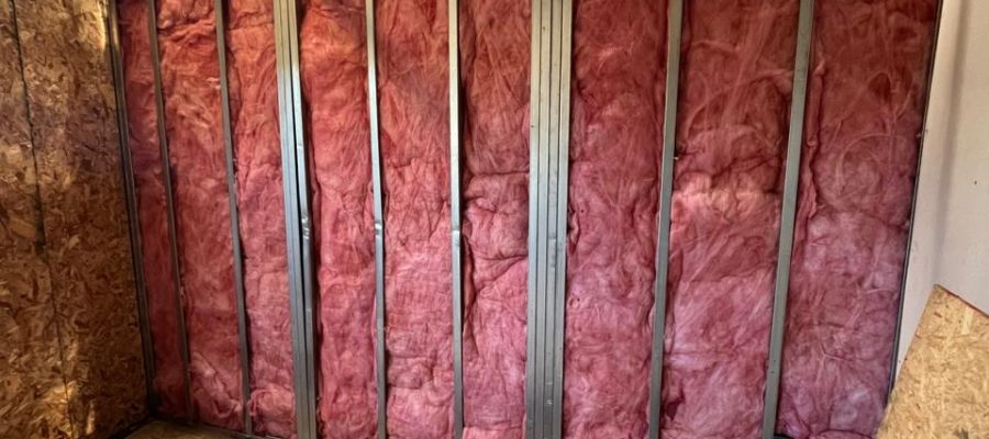 Muro con aislante de lana de vidrio en proceso de instalación en oficinas Frontel Carahue.