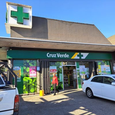 Fachada farmacia Cruz Verde Temuco antes de mantenimiento de marquesina