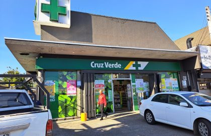 Fachada farmacia Cruz Verde Temuco antes de mantenimiento de marquesina
