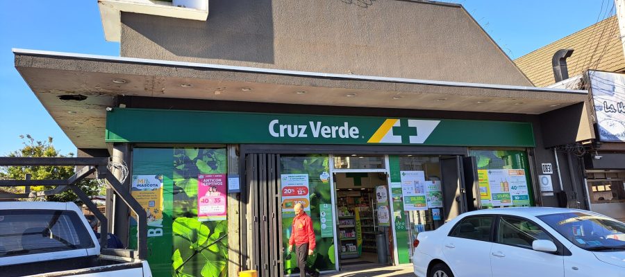 Fachada farmacia Cruz Verde Temuco antes de mantenimiento de marquesina