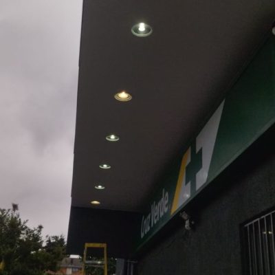 Detalle de luminarias LED instaladas en marquesina