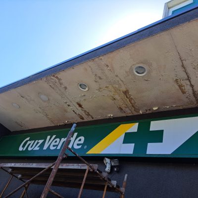 Cielo de marquesina con pintura descascarada en Cruz Verde