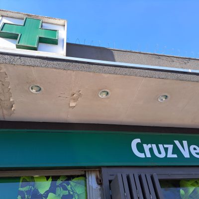 Desgaste estructural en marquesina de farmacia en Temuco