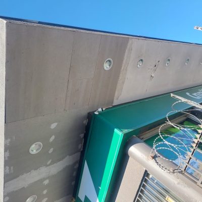 Cielo de marquesina reparado y pintado en Cruz Verde Temuco
