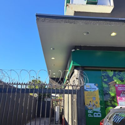 Vista lateral de marquesina restaurada en farmacia Cruz Verde