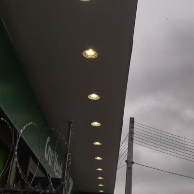 Iluminación exterior funcionando en marquesina Cruz Verde