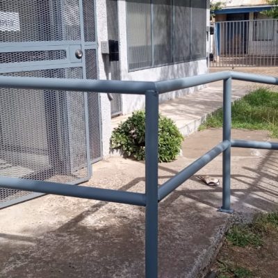 Baranda de protección perimetral lista para operaciones seguras en sucursal Frontel.