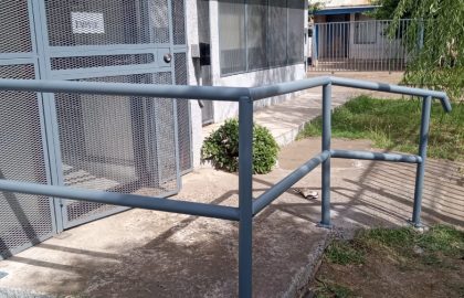 Baranda de protección perimetral lista para operaciones seguras en sucursal Frontel.