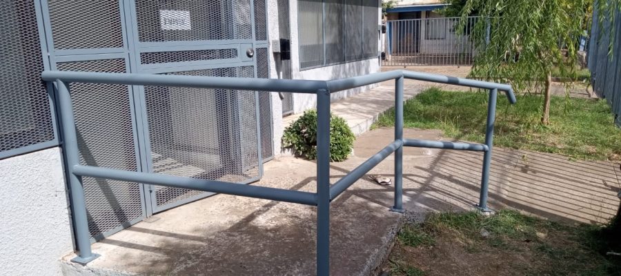 Baranda de protección perimetral lista para operaciones seguras en sucursal Frontel.