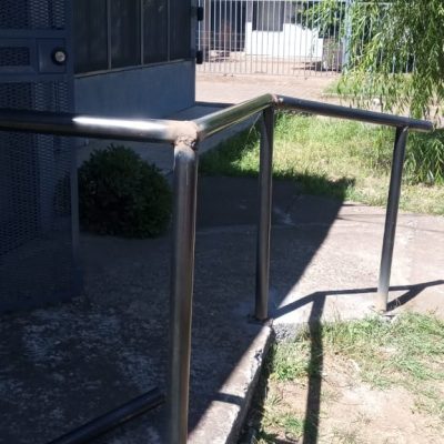 Vista de la nueva baranda de seguridad de acero instalada en Frontel Mulchén.