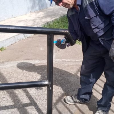 Estructura de acero protegida con pintura anticorrosiva de colores corporativos.