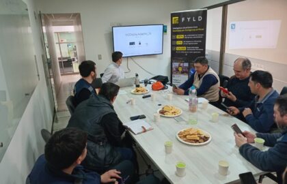 Equipo de Altos de Arauco en capacitación sobre la aplicación de inteligencia artificial FYLD para la prevención de riesgos laborales en obras.