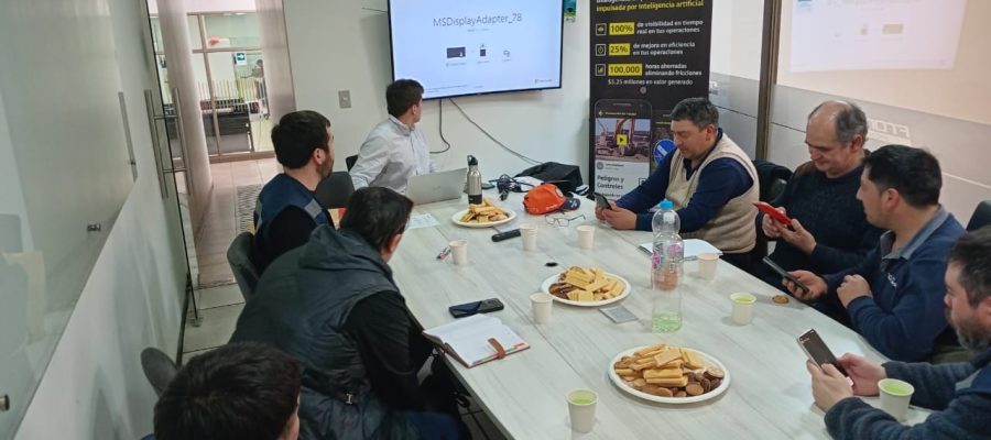 Equipo de Altos de Arauco en capacitación sobre la aplicación de inteligencia artificial FYLD para la prevención de riesgos laborales en obras.