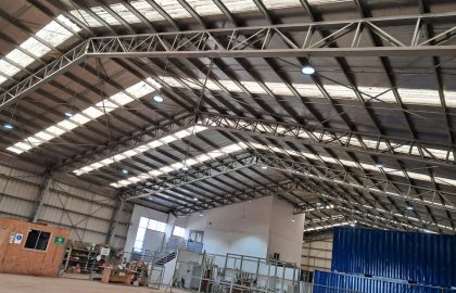 Equipos LED UFO instalados en altura en el Centro de Entrenamiento de Frontel Victoria