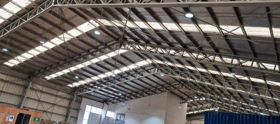 Equipos LED UFO instalados en altura en el Centro de Entrenamiento de Frontel Victoria